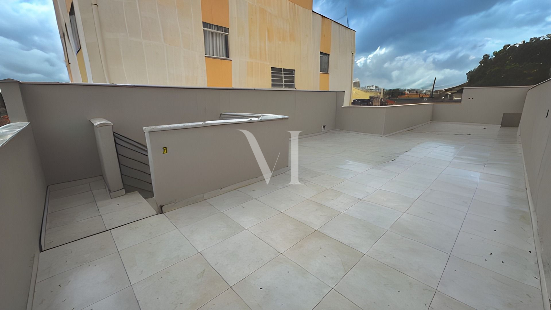 CASA COM TERRAÇO - 3 QUARTOS 1 SUÍTE - 2 VAGAS - XANGRILÁ - CONTAGEM/MG.